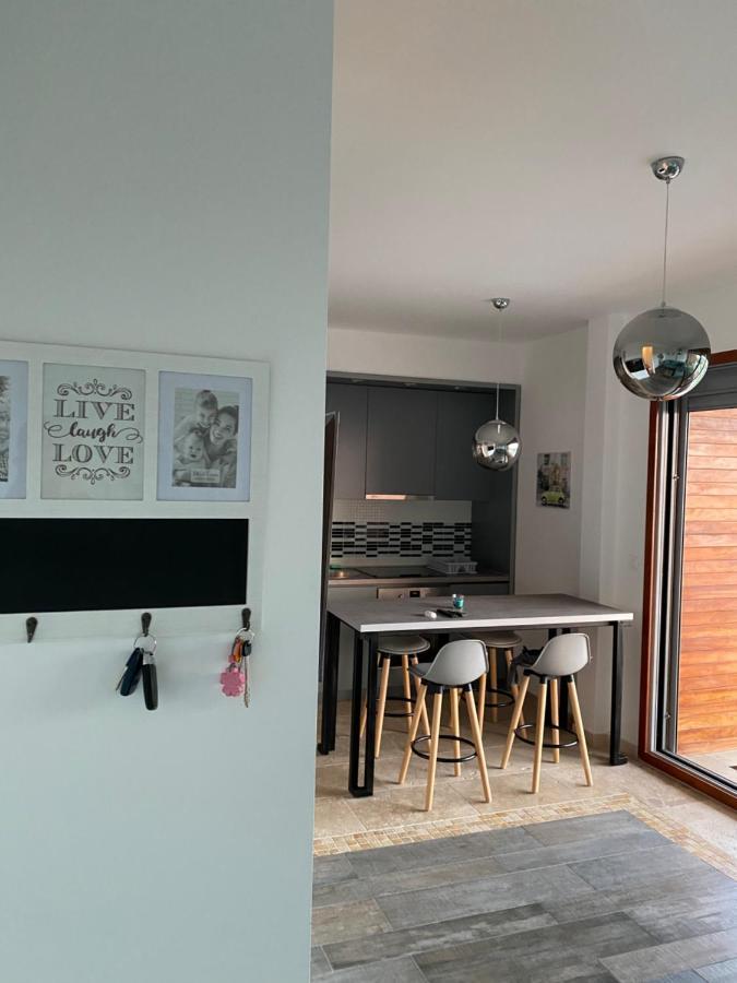 Bitcoin And Ethereum Deluxe Apartments Bar Exterior photo