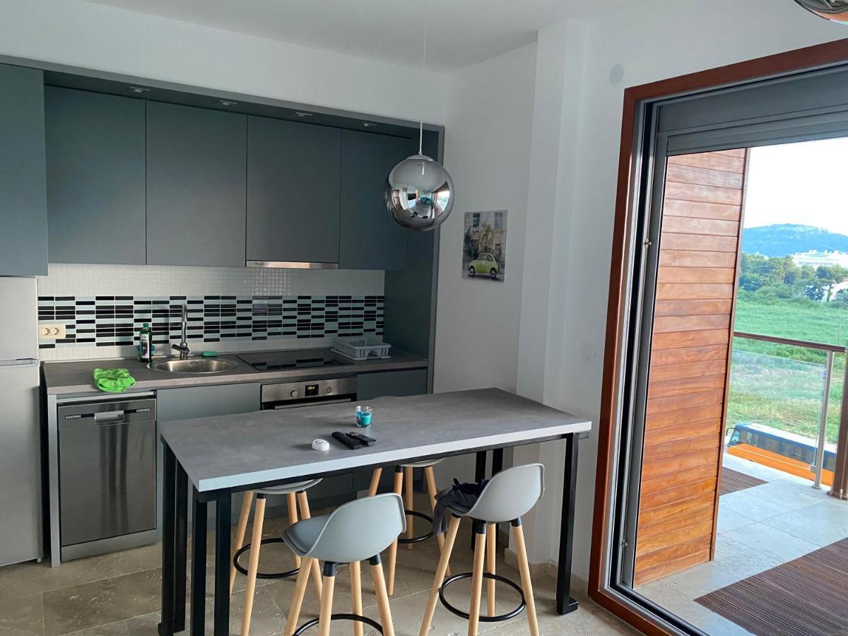 Bitcoin And Ethereum Deluxe Apartments Bar Exterior photo