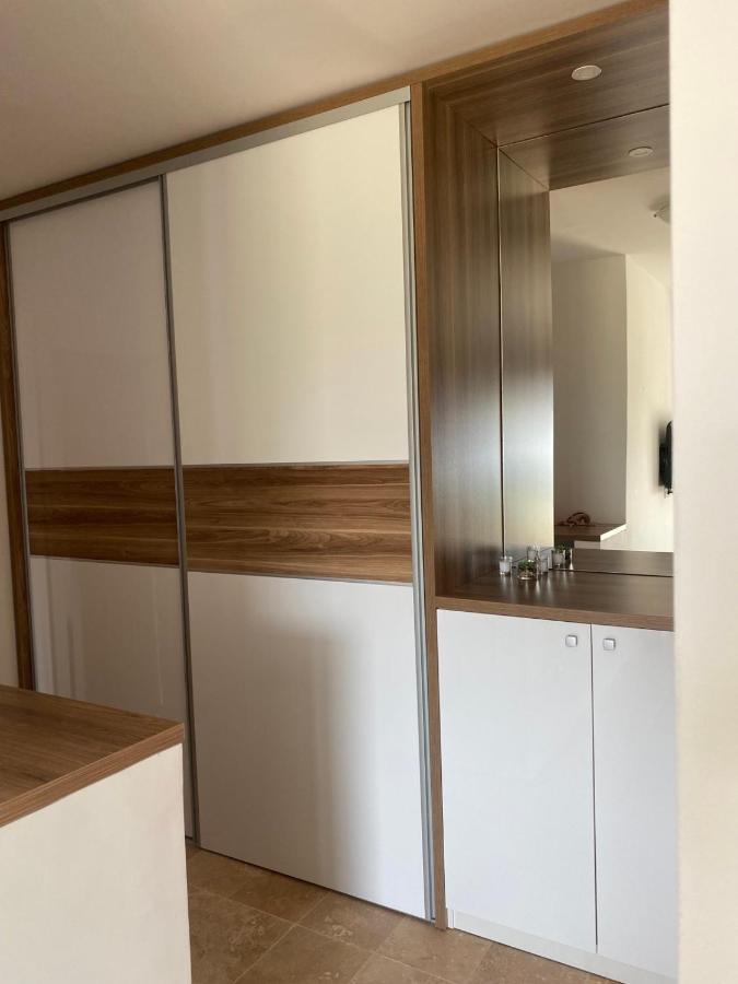 Bitcoin And Ethereum Deluxe Apartments Bar Exterior photo